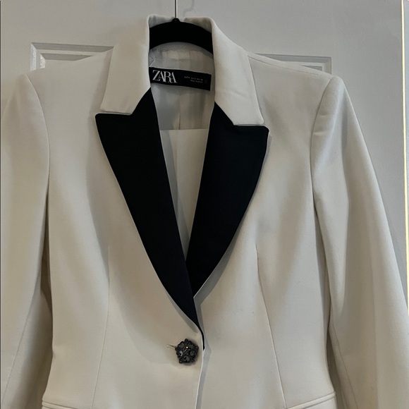 Zara Women's Blazer in Cream with Black Lapel - Picture 4 of 7